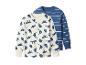 Zwei langärmelige Kinder-Shirts, eines mit blau-weißen Streifen, das andere mit blauen Dinosauriern auf cremefarbenem Hintergrund.