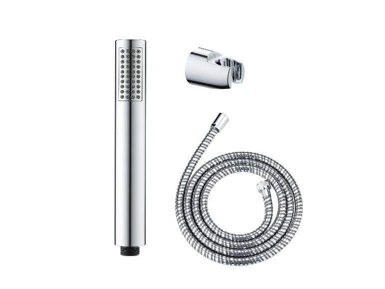 Ein verchromter Duschkopf, eine Wandhalterung und ein Duschschlauch.