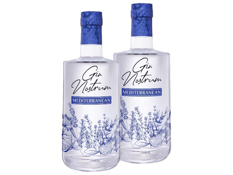 Zwei Flaschen Gin mit mediterranem Geschmack und blauen Blumenmustern.