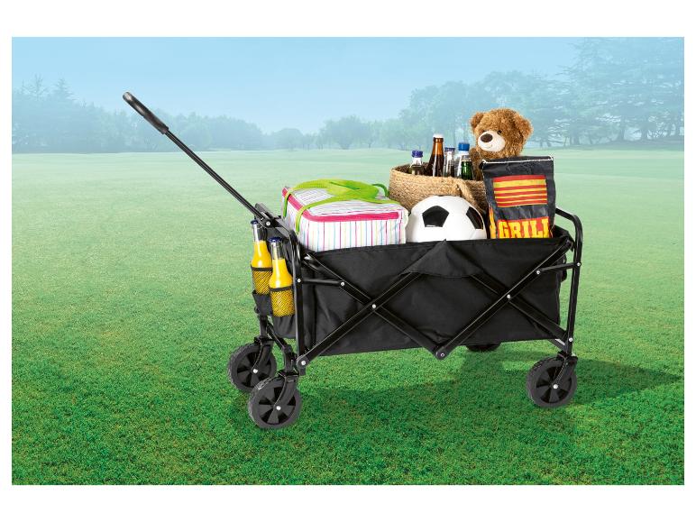 Faltbarer Wagen mit Kühlbox, Getränken, Fußball und Grill.
