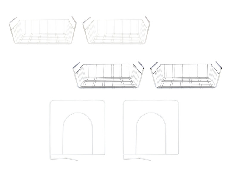 Weiße und silberne Drahtkörbe und Metallregale zur Aufbewahrung.