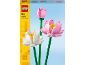Spielzeug-Lotusblumen, eine weiße und zwei rosa, mit grünen Stielen.