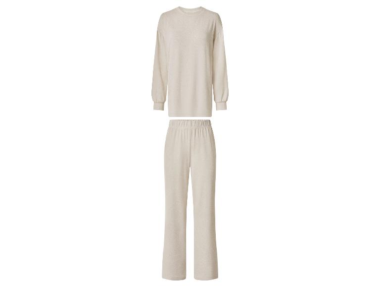 Zweiteiliger beiger Pyjama-Set mit Langarmshirt und weiter Hose.