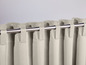 Beige Vorhänge an einer Metallstange
