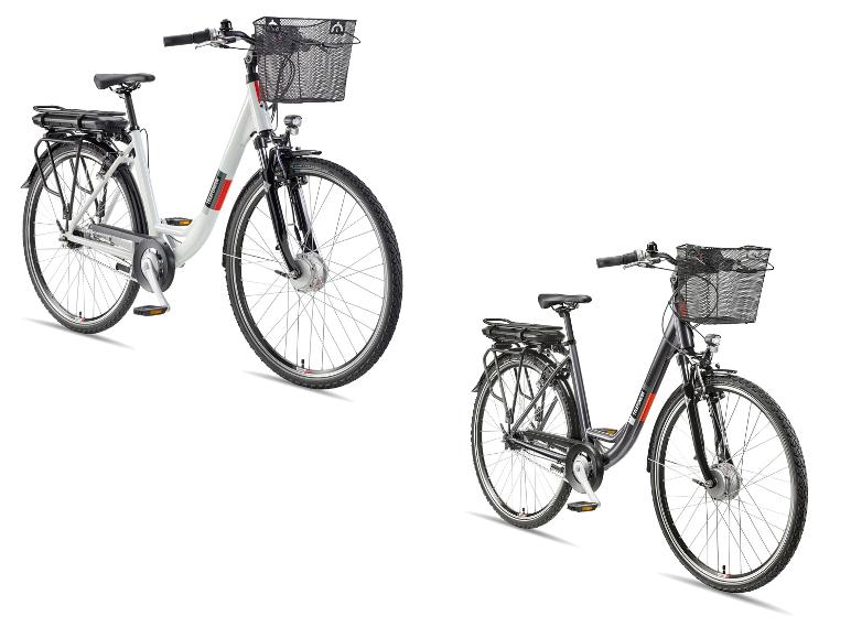 Zwei E-Citybikes, ein weißes und ein dunkelgraues, mit Frontkörben und Gepäckträgern.