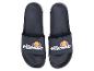 Ein Paar schwarze Badesandalen mit farbigem Logo und weißem Text.