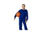 Frau in blauem Sportanzug mit Basketball.