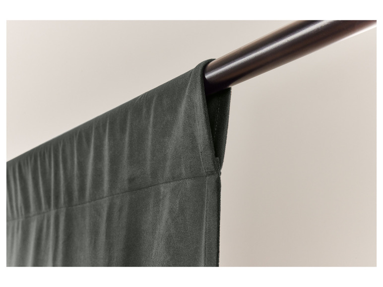 Ein dunkelgrauer Vorhangstoff hängt an einer schwarzen Stange.