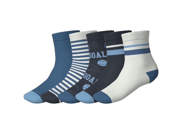 Fünf Paar Herrensocken in Blau, Weiß und Marineblau mit Streifen und Sportmotiven.