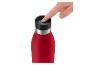 Rote Thermoflasche mit schwarzem Verschluss, von einem Finger gedrückt.