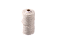 Spule mit weißem Bindfaden auf schwarzem Hintergrund
