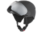 Dunkelgrauer Skihelm mit hellgrauem Visier und schwarzem Kinnriemen.