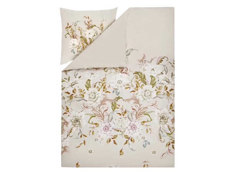 Beige Bettwäsche mit weißem und grünem Blumenmuster.