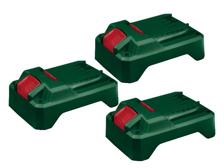 Drei grüne Akkus für Elektrowerkzeuge mit roten Entriegelungsknöpfen.