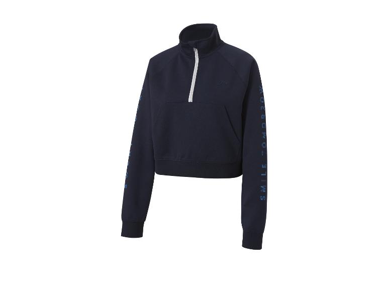Ein dunkelblauer Pullover mit langen Ärmeln der Marke Puma mit dem Schriftzug 'Smile Tomorrow' auf dem Ärmel.