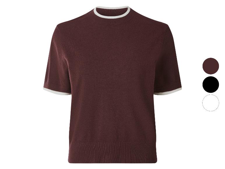 Burgunderrotes Strick-T-Shirt mit kurzen Ärmeln und Rundhalsausschnitt mit weißem Rand.