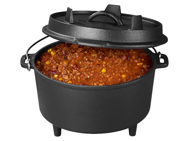 Gusseisen-Topf mit offenem Deckel, gefüllt mit Chili