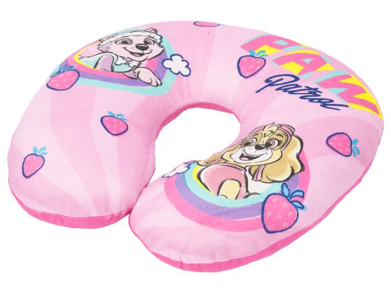 Rosa Reisekissen mit Welpenmotiven und Erdbeeren, mit der Aufschrift „PAW Patrol“.