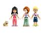 Drei LEGO Friends Figuren und eine Katzenfigur.