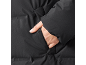 Nahaufnahme einer Hand in der Tasche einer schwarzen Daunenjacke.