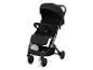 Schwarzer Kinderwagen mit Verdeck und Sicherheitsgurt auf weißem Hintergrund.