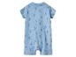 Blauer Baby-Strampler mit kurzen Ärmeln und Segelbootmuster.