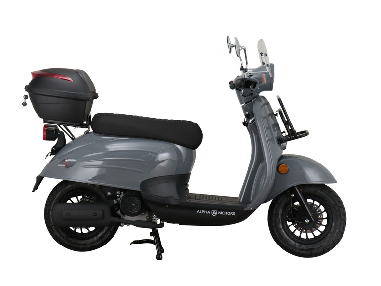 Ein grauer Alpha Motors Scooter mit einem Topcase.