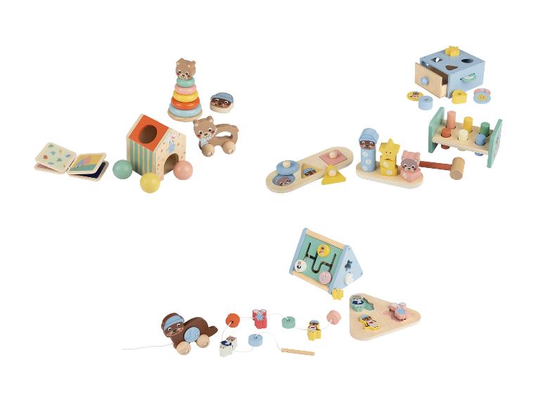 Eine Sammlung von Holzspielzeug für Babys, darunter ein Stapelturm, Formsortierer und ein Labyrinth.