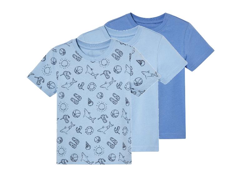 Drei Kinder-T-Shirts: eins mit Strandmotiv, zwei unifarben.