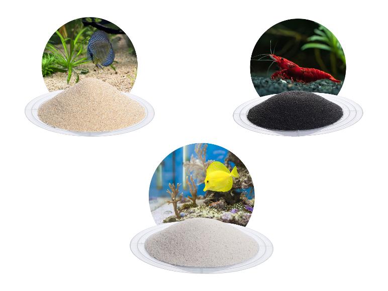 Aquariensand in drei Farben: hell, dunkel und weiß, mit passenden Aquarien.