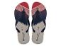 Ein Paar gestreifte Flip-Flops in Rot, Marineblau und Beige.