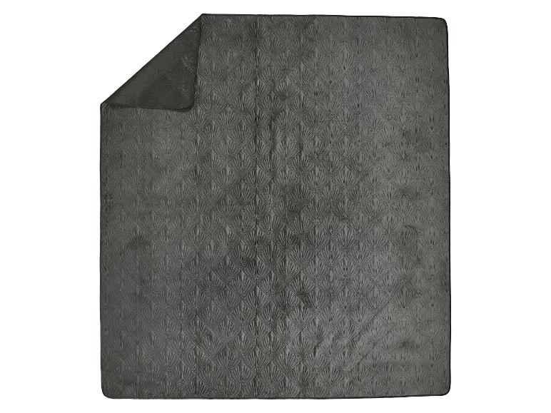Dunkelgraue Decke mit gestepptem Fächermuster.