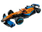 Ein orangefarbener und blauer LEGO McLaren Formel-1-Rennwagen mit Sponsoren.