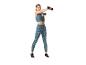 Frau in Sport-BH und Leggings mit Hanteln