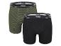 Zwei Herren-Boxershorts aus Baumwolle, eine gestreift in Grün und eine unifarben in Schwarz.