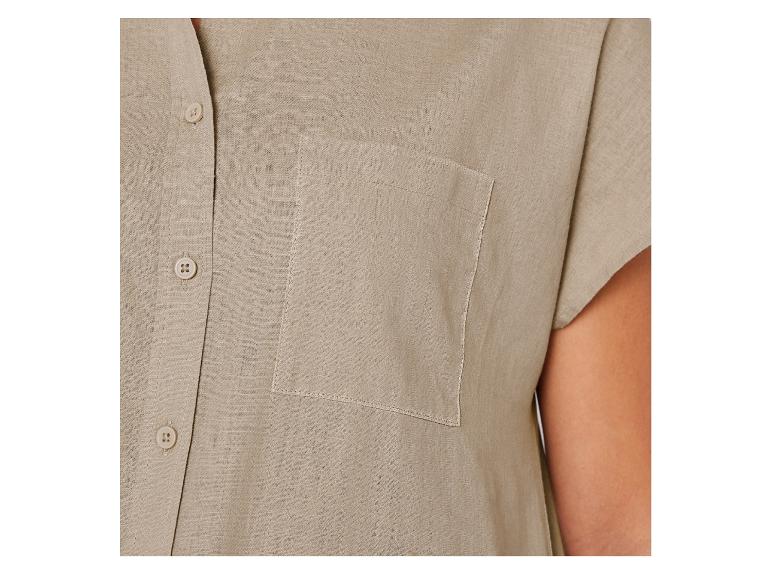 Beige Leinenhemd mit Knöpfen und Brusttasche.