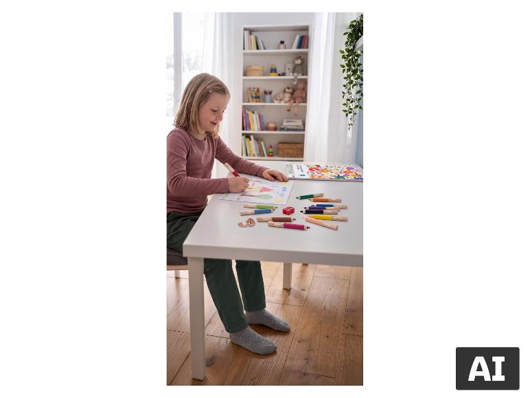 Ein Mädchen zeichnet an einem Tisch mit CRELANDO® 3-in-1-Buntstiften. [KI-generiertes Bild]