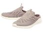 Ein Paar beige Slip-on-Sportschuhe mit weißer Sohle.