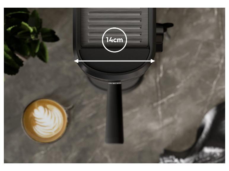 Draufsicht auf eine Kaffeemaschine, die ihre 14 cm Breite zeigt, neben einem Latte und einer Pflanze.