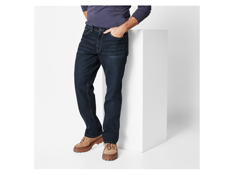 Mann in Jeans und Stiefeln.