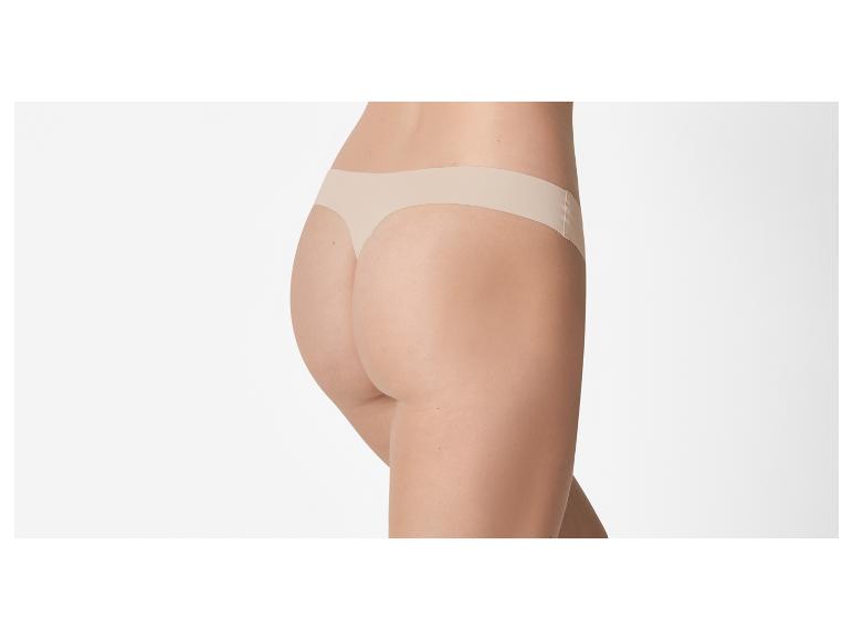 Frau in hautfarbenem String-Tanga, Rückansicht