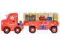 Ein roter Peppa Pig Spielzeuglastwagen mit Holzklötzen mit Buchstaben und Bildern.