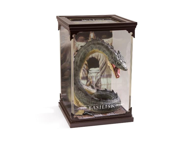 Basilisk-Figur aus der Magische Kreaturen-Kollektion von THE NOBLE COLLECTION in einer Vitrine.