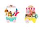 Zwei hölzerne Spielzeugwagen: ein Eiswagen mit Eis am Stiel und Waffeln und ein Süßigkeitenladenwagen.