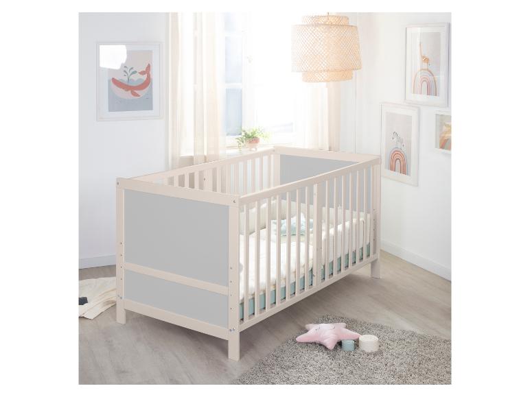 Helles Holzbett mit grauen Paneelen in einem hellen und gemütlichen Kinderzimmer.