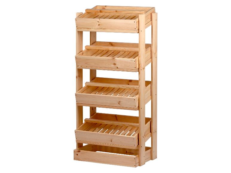 Fünfstufiges helles Holzregal mit schrägen Fächern.