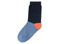 Eine blaue Socke mit einem orangefarbenen Detail.