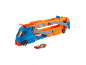 Spielzeug-Autotransporter in Orange und Blau mit einem kleinen Rennauto.