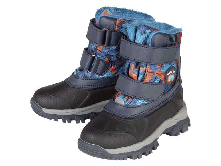 Zwei blaue Winterstiefel mit Camouflage-Muster.