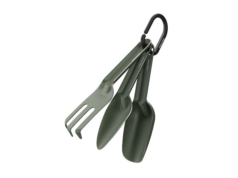 Set aus drei grünen Gartengeräten: eine Harke und zwei Schaufeln, verbunden mit einem schwarzen Karabiner.